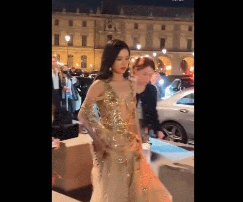 她俩到底谁改年龄了?