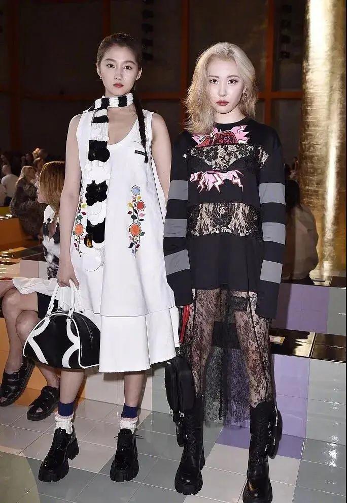 她俩到底谁改年龄了?