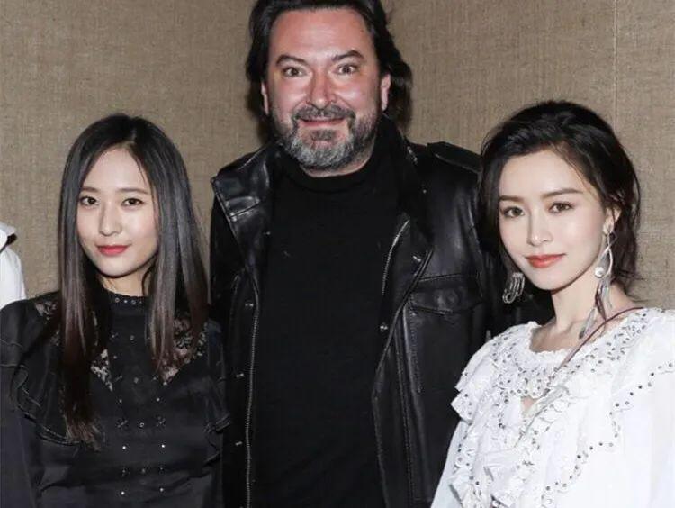 她俩到底谁改年龄了?