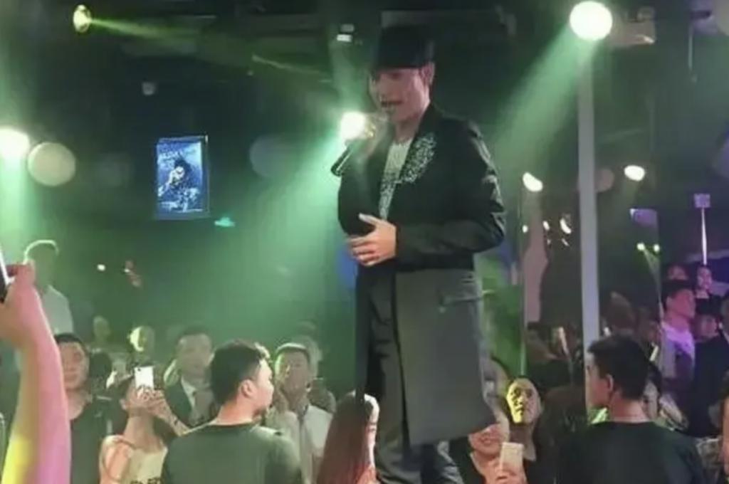 还记得《欢乐喜剧人3》的冠军文松吗？原来他和妻子这么甜！