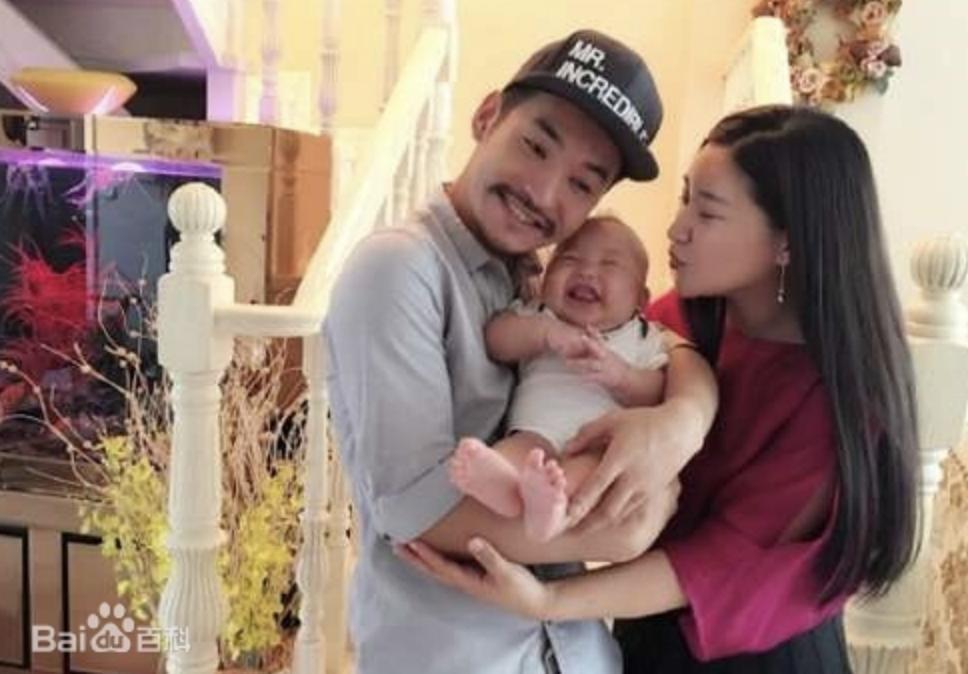 还记得《欢乐喜剧人3》的冠军文松吗？原来他和妻子这么甜！