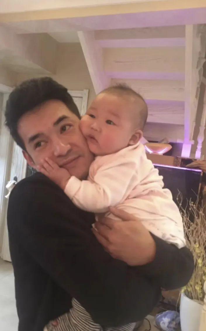 还记得《欢乐喜剧人3》的冠军文松吗？原来他和妻子这么甜！