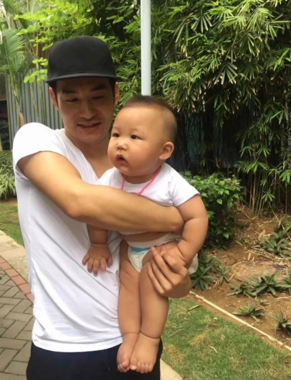 还记得《欢乐喜剧人3》的冠军文松吗？原来他和妻子这么甜！