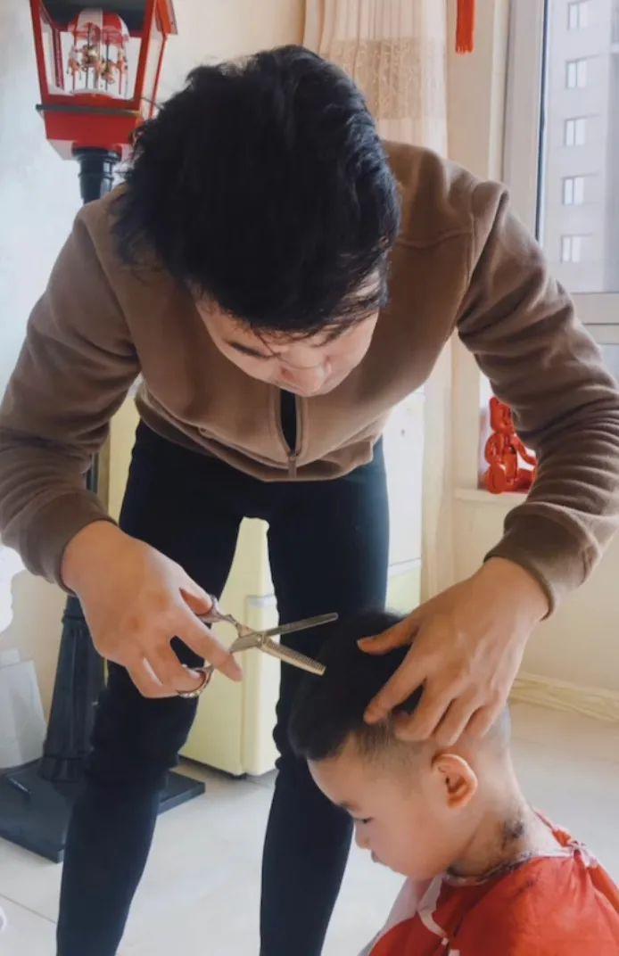 还记得《欢乐喜剧人3》的冠军文松吗？原来他和妻子这么甜！