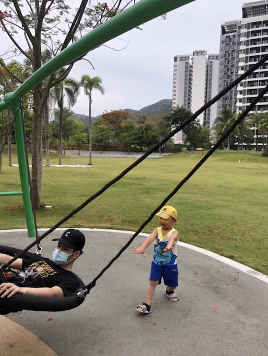 还记得《欢乐喜剧人3》的冠军文松吗？原来他和妻子这么甜！