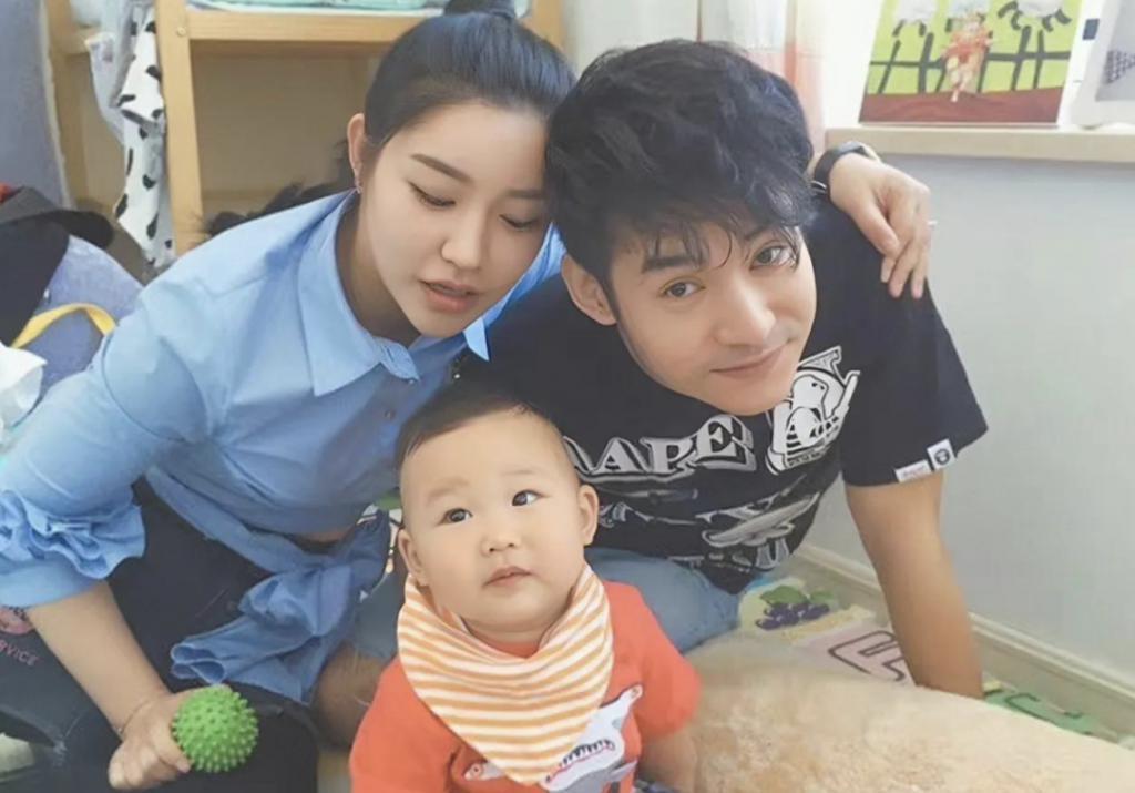 还记得《欢乐喜剧人3》的冠军文松吗？原来他和妻子这么甜！