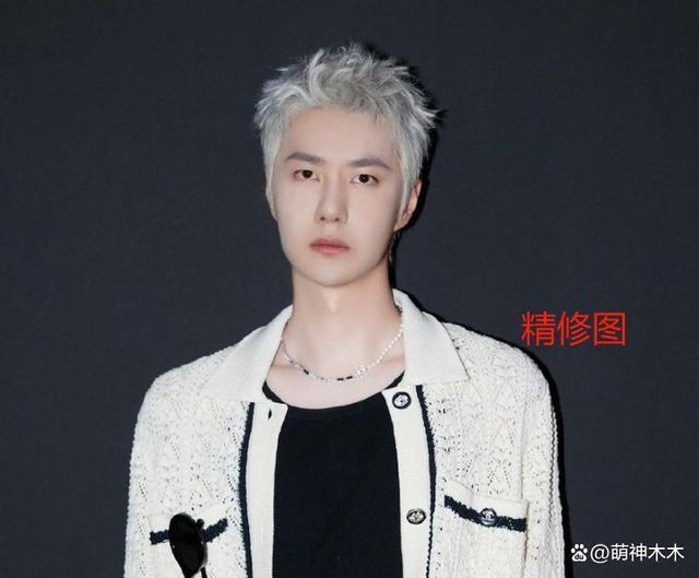 王一博看秀生图曝光,银发搭女款外套似精神小伙,撞脸蒋雯丽