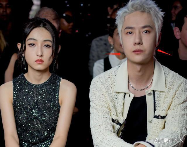 王一博看秀生图曝光,银发搭女款外套似精神小伙,撞脸蒋雯丽