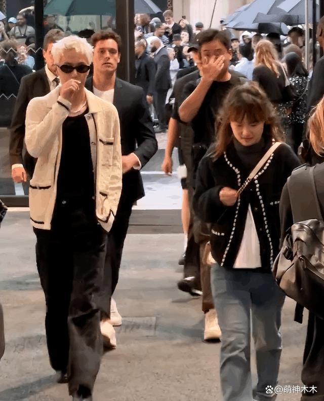 王一博看秀生图曝光,银发搭女款外套似精神小伙,撞脸蒋雯丽