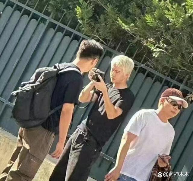 王一博看秀生图曝光,银发搭女款外套似精神小伙,撞脸蒋雯丽