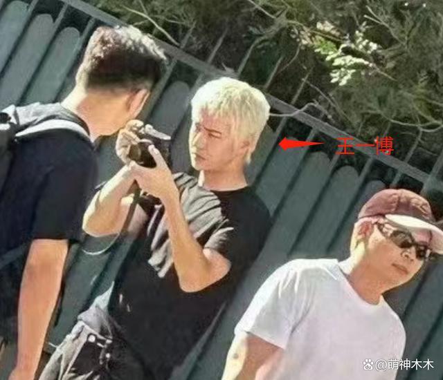 王一博看秀生图曝光,银发搭女款外套似精神小伙,撞脸蒋雯丽