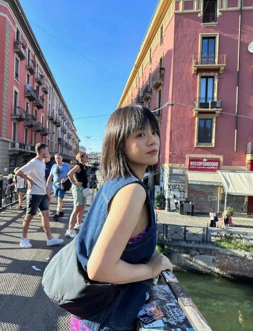 马思纯巴黎街拍太美了！8套私服全种草，打底衫 牛仔裤这套太太太显瘦了！