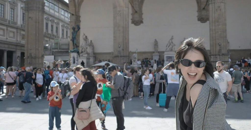 马思纯巴黎街拍太美了！8套私服全种草，打底衫 牛仔裤这套太太太显瘦了！