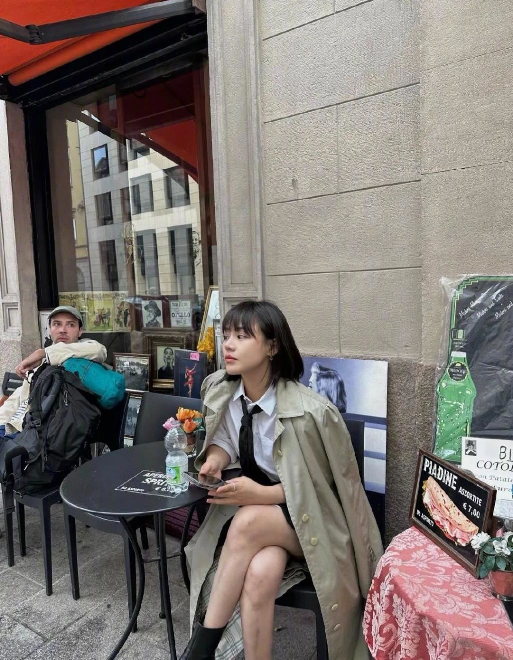 马思纯巴黎街拍太美了！8套私服全种草，打底衫 牛仔裤这套太太太显瘦了！