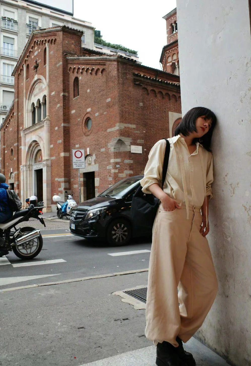 马思纯巴黎街拍太美了！8套私服全种草，打底衫 牛仔裤这套太太太显瘦了！