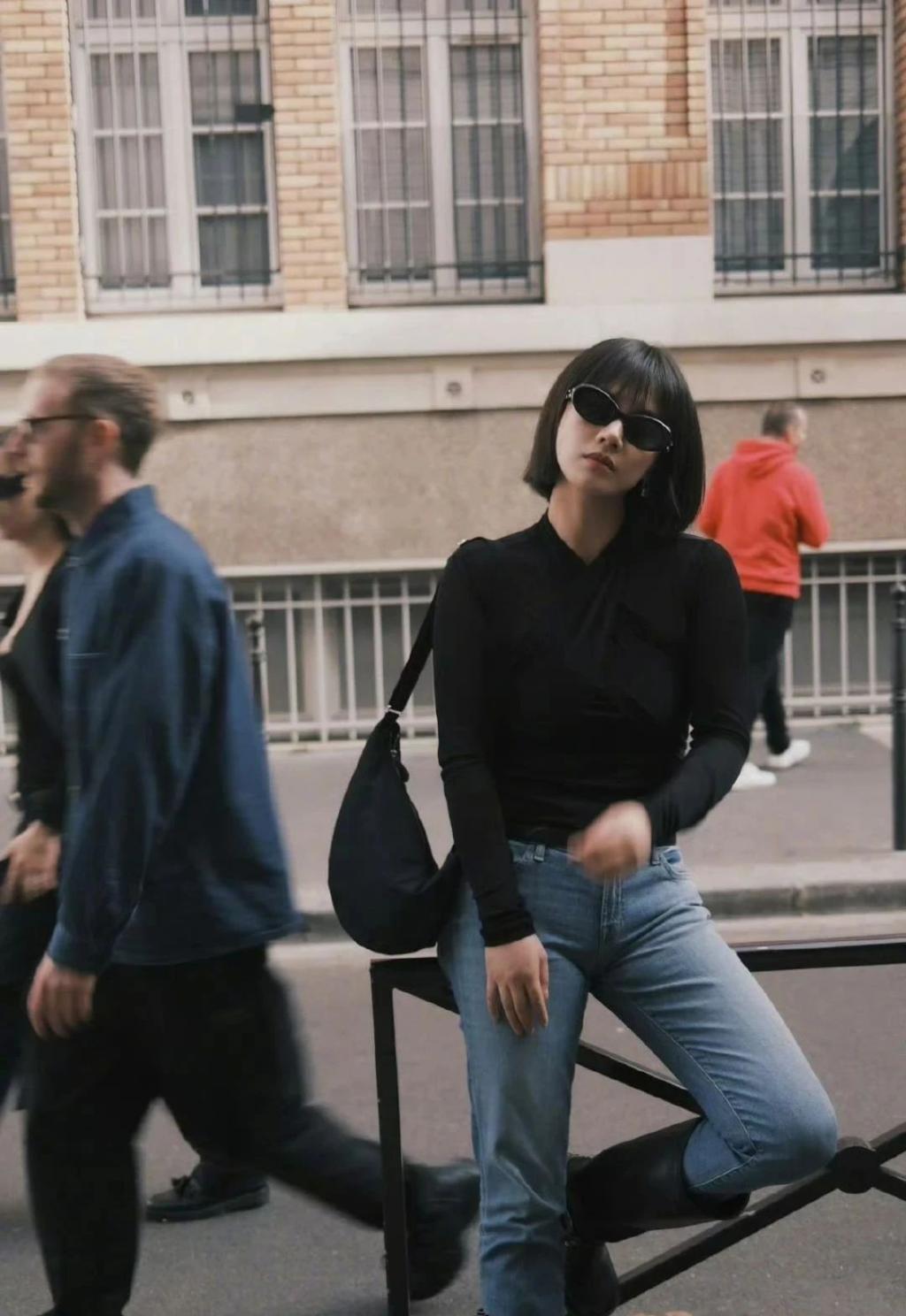 马思纯巴黎街拍太美了！8套私服全种草，打底衫 牛仔裤这套太太太显瘦了！