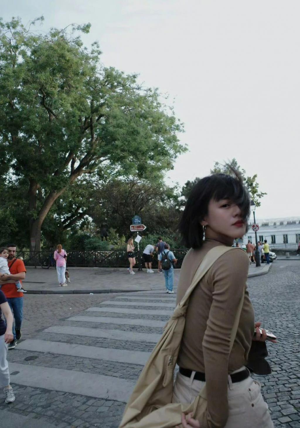 马思纯巴黎街拍太美了！8套私服全种草，打底衫 牛仔裤这套太太太显瘦了！