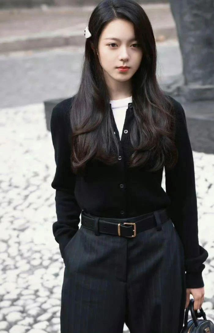 马思纯巴黎街拍太美了！8套私服全种草，打底衫 牛仔裤这套太太太显瘦了！