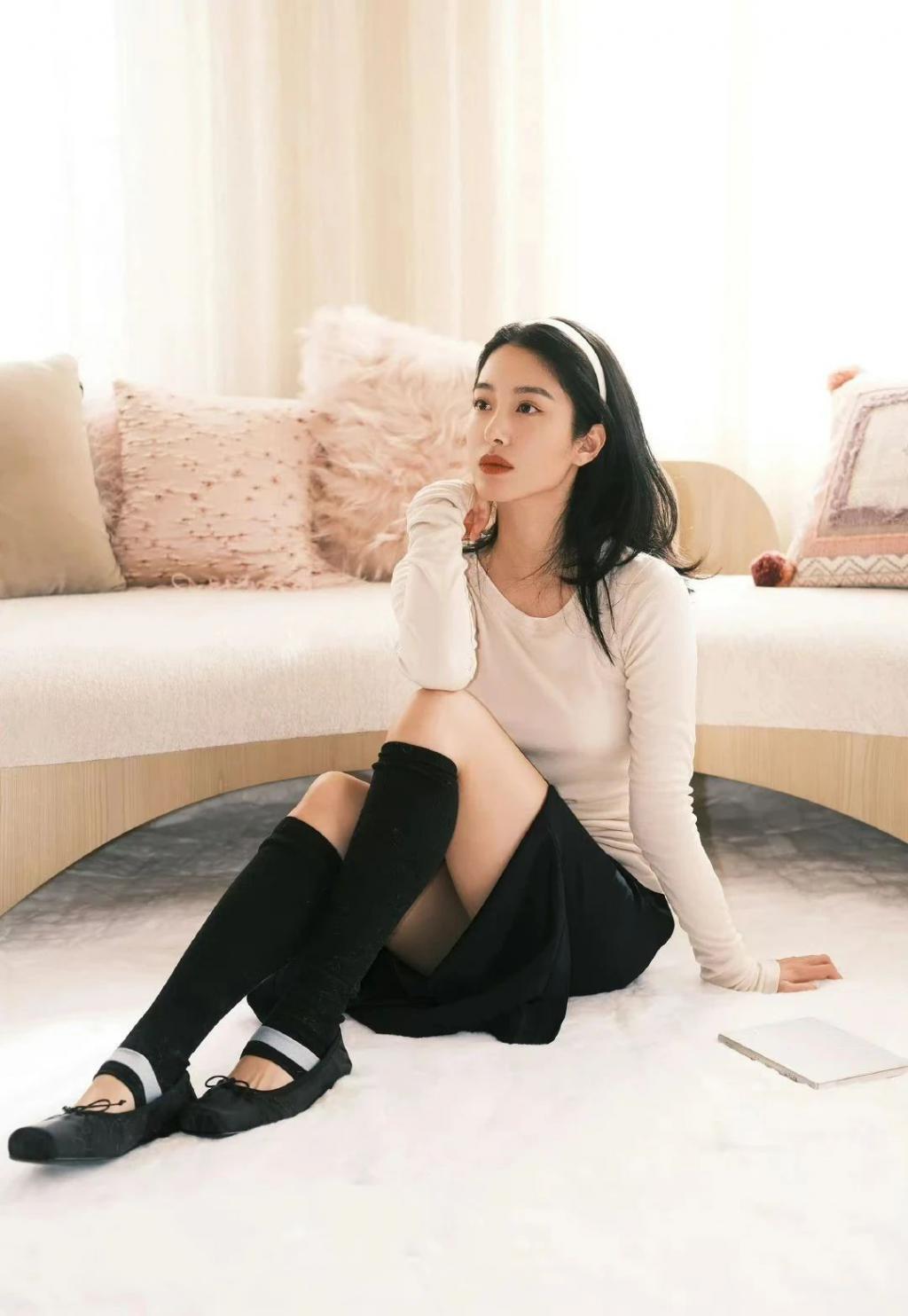 马思纯巴黎街拍太美了！8套私服全种草，打底衫 牛仔裤这套太太太显瘦了！