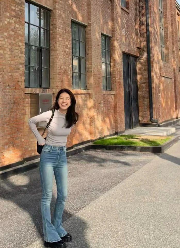 马思纯巴黎街拍太美了！8套私服全种草，打底衫 牛仔裤这套太太太显瘦了！