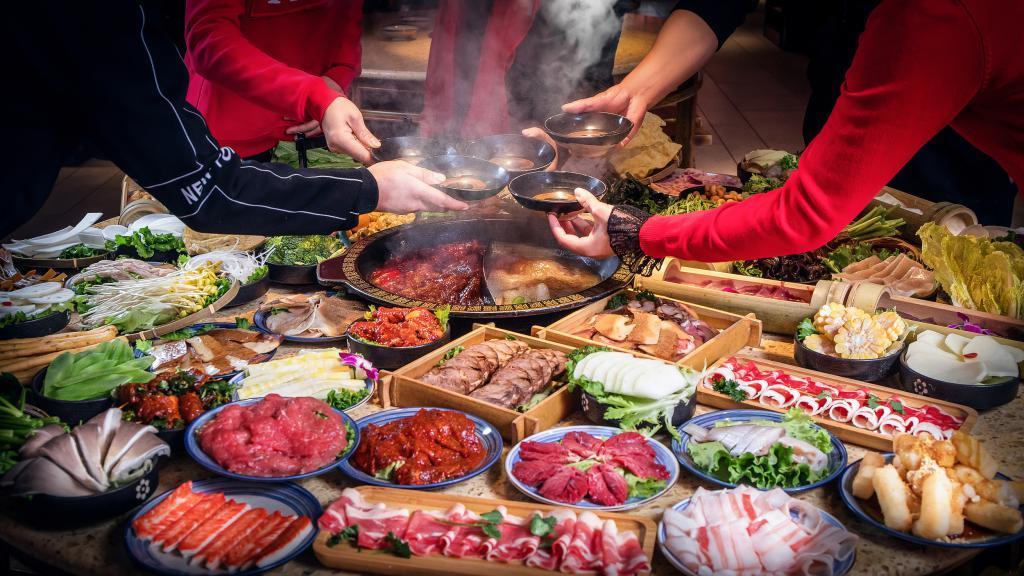 “挂羊头卖鸭肉”，多家餐饮陷售假风波：你吃到的羊肉卷，每一口都不保真