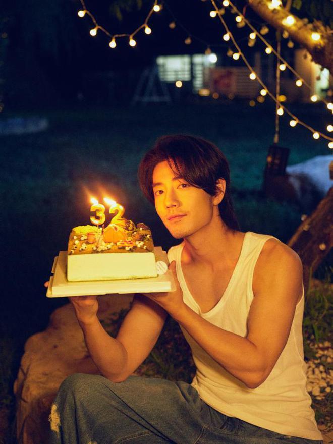 肖战晒照庆32岁生日