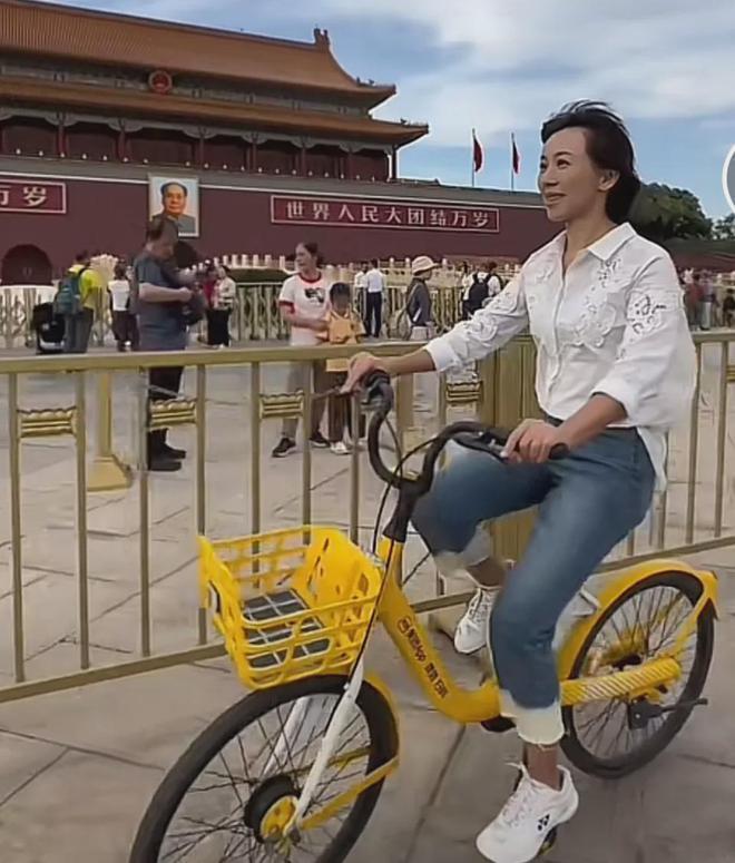 45岁欧阳夏丹山东近况曝光：中国红裙太美，多个网友疯狂作诗表白