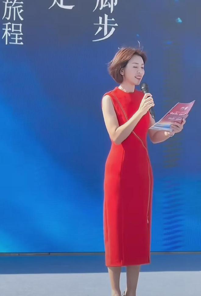 45岁欧阳夏丹山东近况曝光：中国红裙太美，多个网友疯狂作诗表白