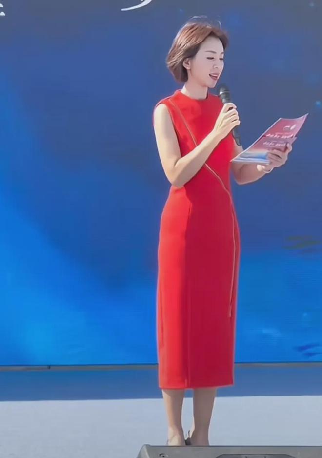 45岁欧阳夏丹山东近况曝光：中国红裙太美，多个网友疯狂作诗表白