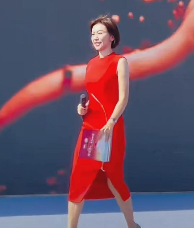 45岁欧阳夏丹山东近况曝光：中国红裙太美，多个网友疯狂作诗表白