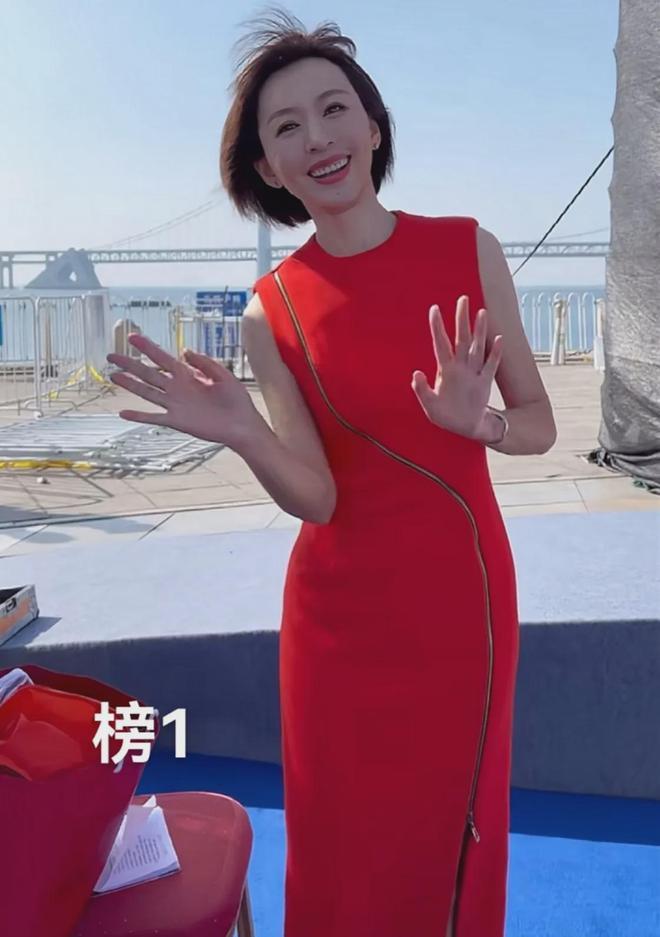 45岁欧阳夏丹山东近况曝光：中国红裙太美，多个网友疯狂作诗表白