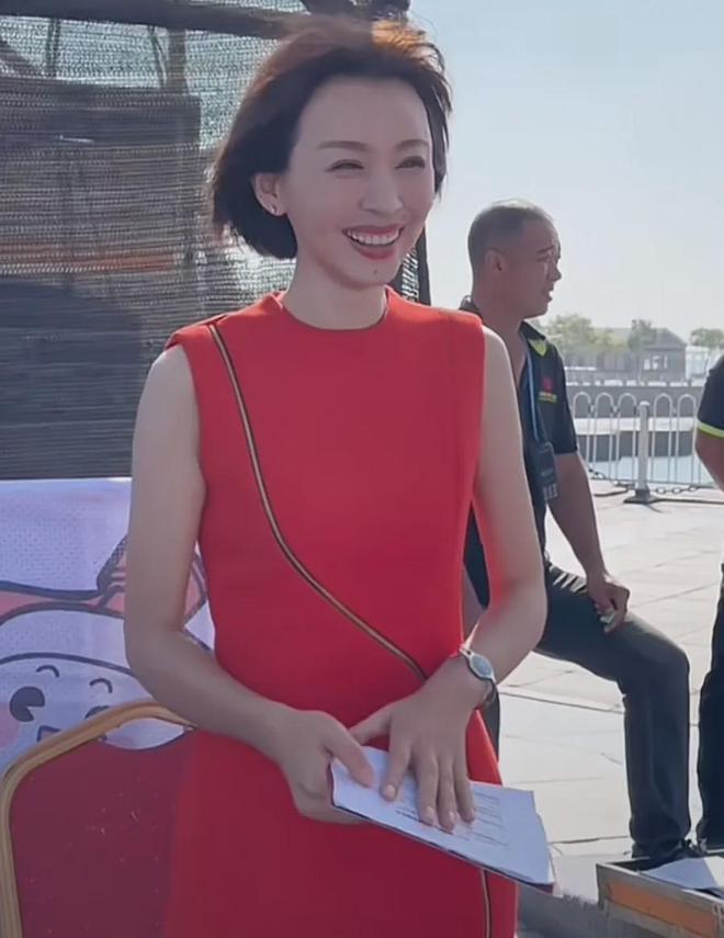45岁欧阳夏丹山东近况曝光：中国红裙太美，多个网友疯狂作诗表白