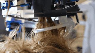 他造了个机械臂帮他剪头发，结果…头掉了