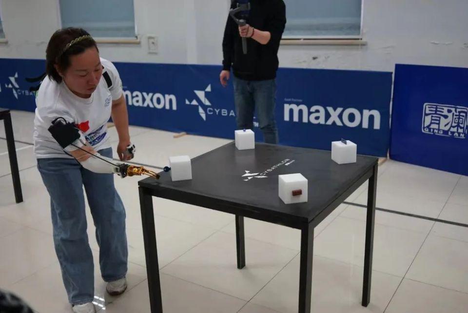 他造了个机械臂帮他剪头发，结果…头掉了