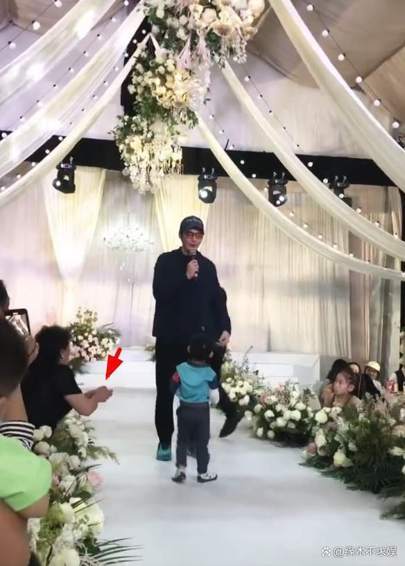 曝金世佳一家3口参加婚礼,儿子神似爸爸,结婚生子时间线疑曝光