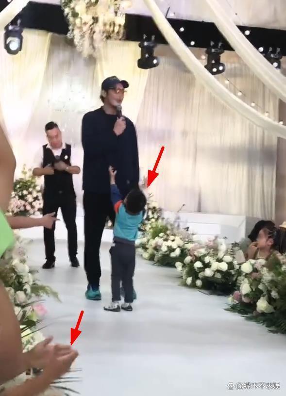曝金世佳一家3口参加婚礼,儿子神似爸爸,结婚生子时间线疑曝光