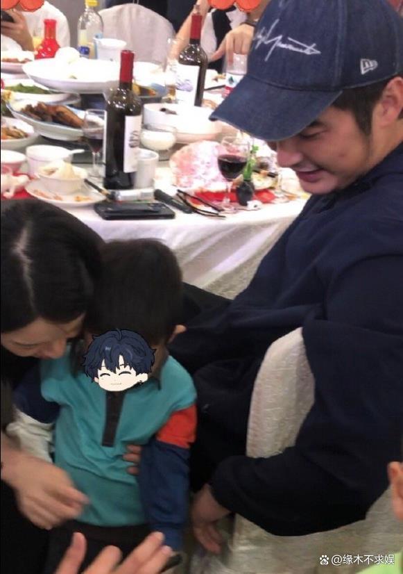 曝金世佳一家3口参加婚礼,儿子神似爸爸,结婚生子时间线疑曝光
