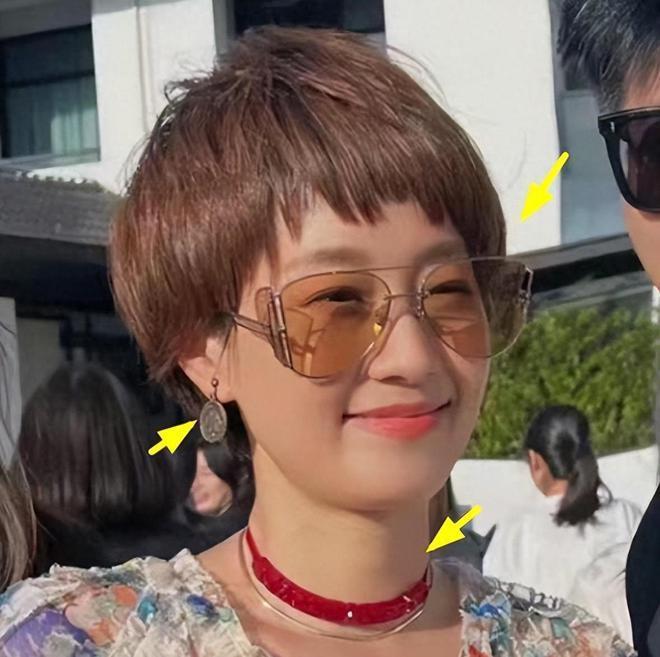 47岁马伊琍参加婚礼，皮肤泛黄显沧桑，和向佐郭碧婷同桌无交流！