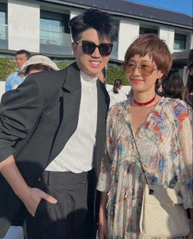 47岁马伊琍参加婚礼，皮肤泛黄显沧桑，和向佐郭碧婷同桌无交流！