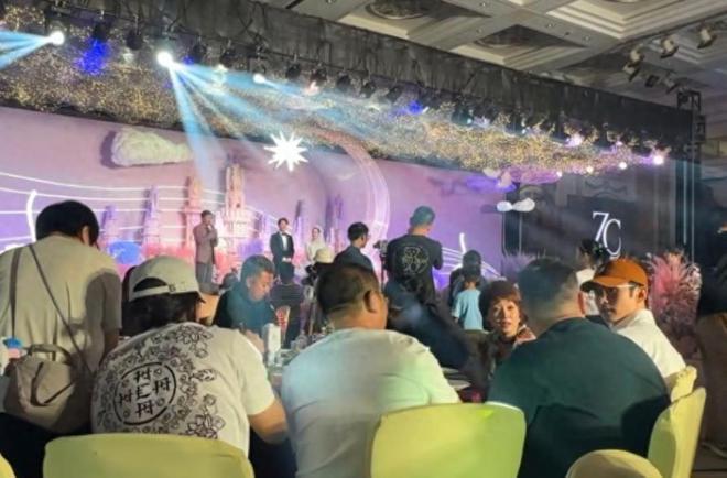 47岁马伊琍参加婚礼，皮肤泛黄显沧桑，和向佐郭碧婷同桌无交流！