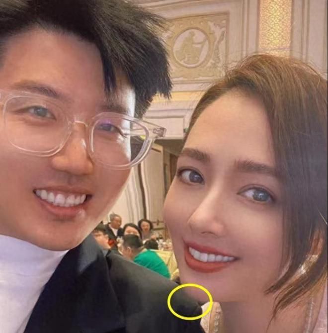 47岁马伊琍参加婚礼，皮肤泛黄显沧桑，和向佐郭碧婷同桌无交流！