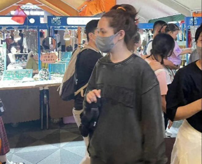 47岁马伊琍参加婚礼，皮肤泛黄显沧桑，和向佐郭碧婷同桌无交流！