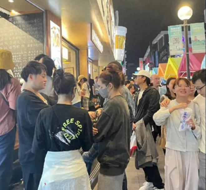 47岁马伊琍参加婚礼，皮肤泛黄显沧桑，和向佐郭碧婷同桌无交流！