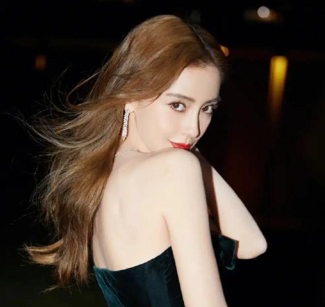 杨颖疑似删除大量负评，粉丝网暴多名热评网友，难怪她会沉默