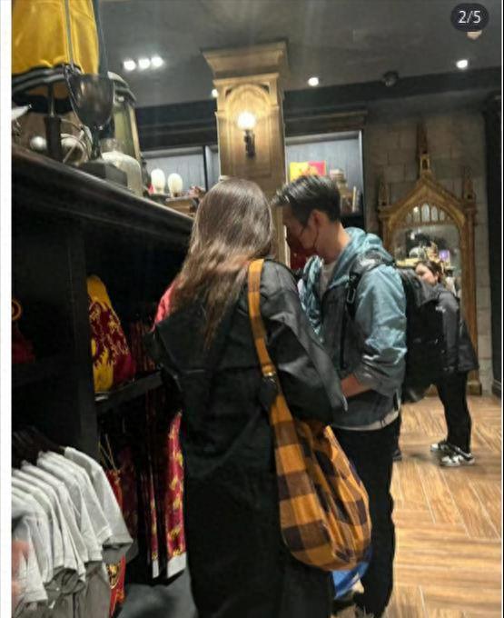 严宽一家3口被偶遇，44岁严宽变黑变壮，老婆扮可爱女儿被忽略！