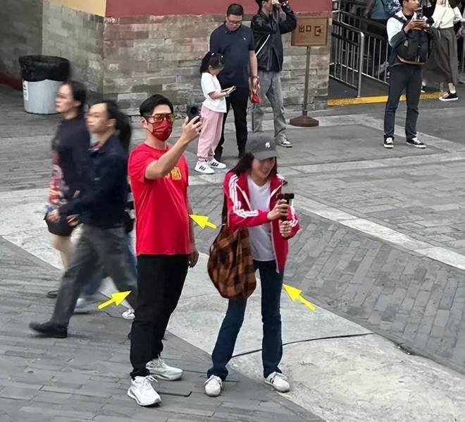 严宽一家3口被偶遇，44岁严宽变黑变壮，老婆扮可爱女儿被忽略！