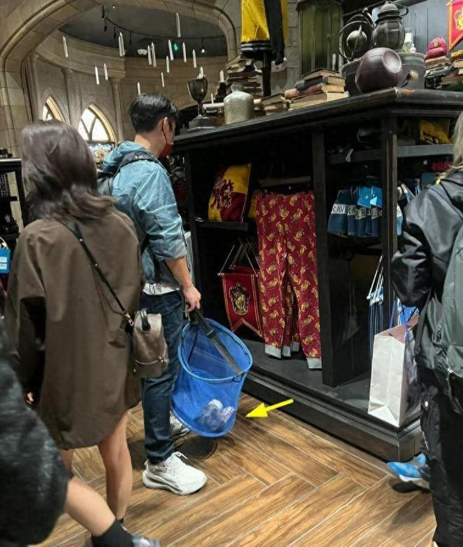 严宽一家3口被偶遇，44岁严宽变黑变壮，老婆扮可爱女儿被忽略！