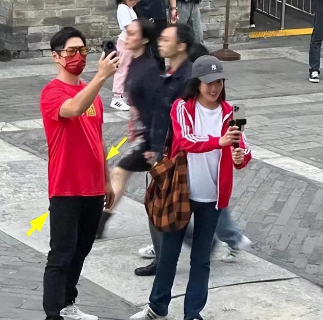 严宽一家3口被偶遇，44岁严宽变黑变壮，老婆扮可爱女儿被忽略！