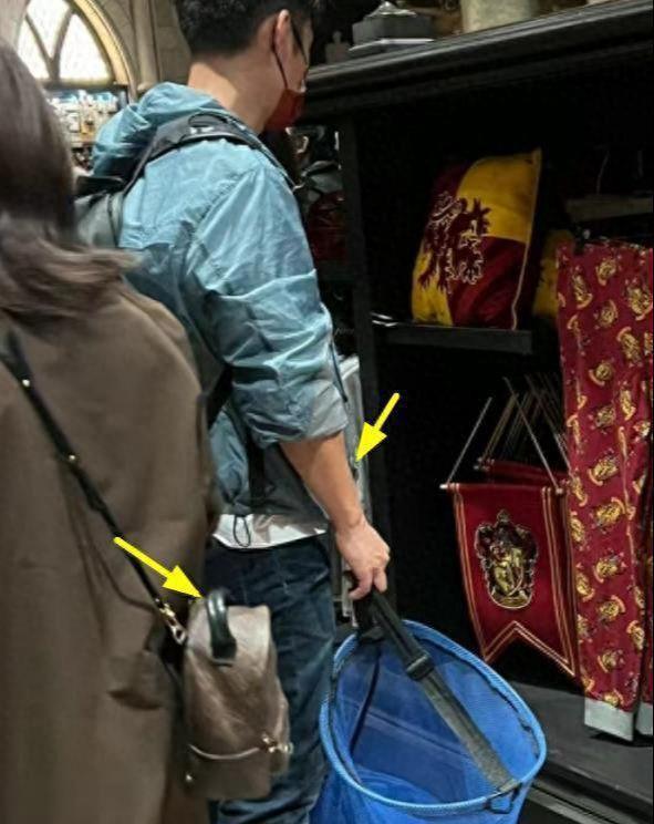 严宽一家3口被偶遇，44岁严宽变黑变壮，老婆扮可爱女儿被忽略！