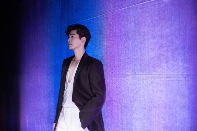 张翰晒照庆40岁生日，化身霸道总裁，对自己展露笑容超帅气